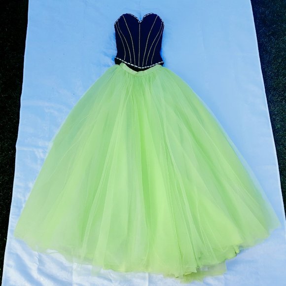 Alfred Angelo Green and Black Prom Gown w/ Lace-Up Corset Style Bodice - Picture 14 of 15